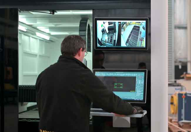 corte láser de fibra. Técnico industrial configurando el panel de control CNC de un sistema de .