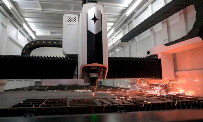 Máquina de corte láser de fibra de 20kW procesando chapa de acero al carbono de gran espesor.