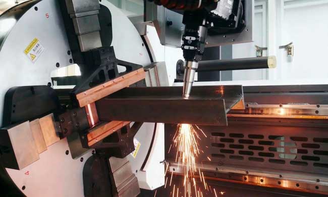 Ejemplos de perfiles tipo U, L, H y tubos redondos procesados con láser de fibra.