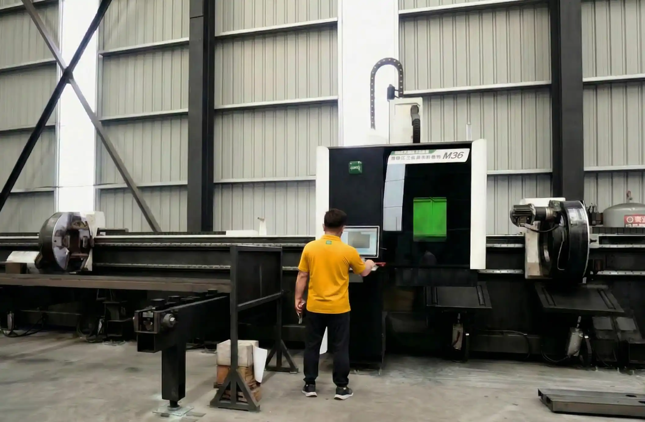 Máquina de corte láser de tubos AORE Serie M con sistema de tres mandriles para procesamiento industrial de alta resistencia