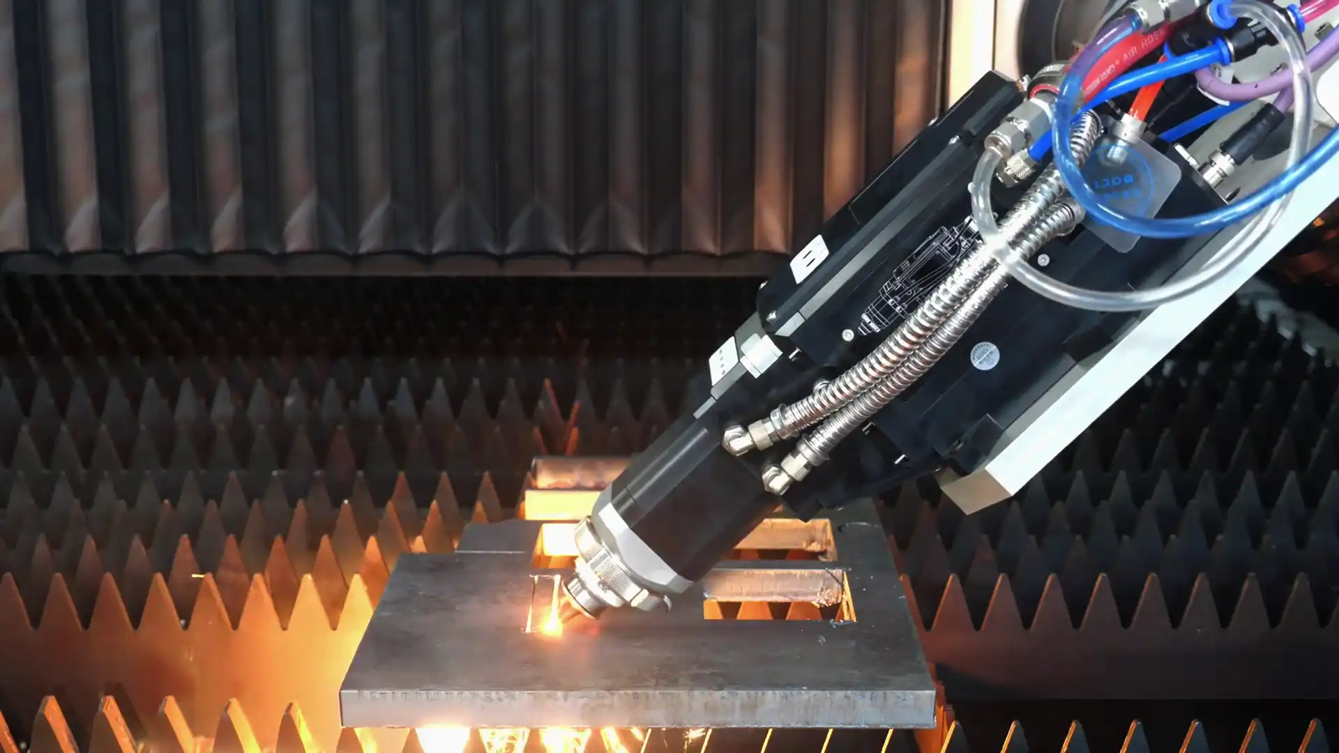 Cabezal de tecnología avanzada: PB Aore de corte de gran formato con cabezal 3D de 5 ejes realizando cortes en ángulos complejos sobre superficies industriales.